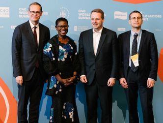 Auf dem C40 World Mayors Summit unterzeichnen die Vertreter von Istanbul, Helsinki, Freetown und Berlin die Deadline 2020 Declaration