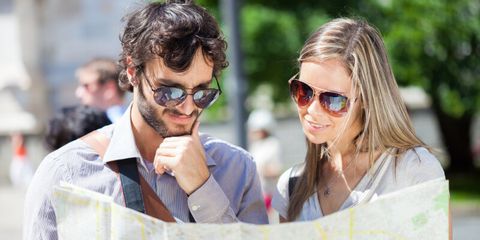 Ein Touristenpaar, das einen Stadtplan liest
