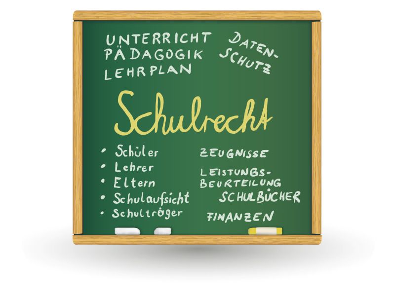 Grüne Schreibtafel, auf der das Wort "Schulrecht" mit Kreide steht.