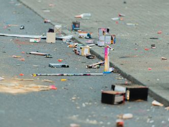 Müll nach der Silvesternacht auf der Straße