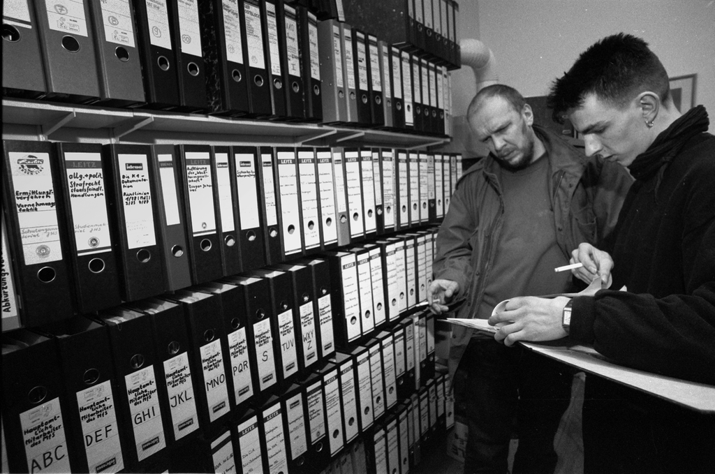 Reinhard Schult (links) und Frank Ebert 1992 in den ersten Räumen des Matthias-Domaschk-Archivs in der Berliner Umweltbibliothek