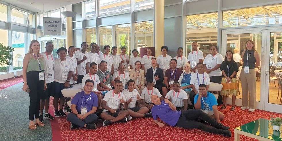 Begrüßung der gemeinsam untergebrachten Delegationen aus Fidschi und der Republik Marschallinslen der Special Olympics 2023 durch Bezirksbürgermeisterin Nadja Zivkovic und Bezirksstadtrat Stefan Bley