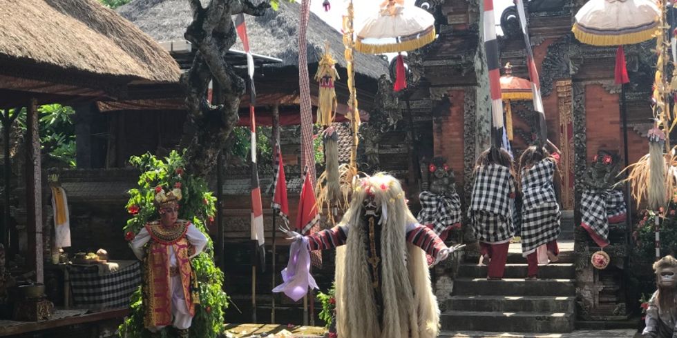 Ein tanzendes Fabelwesen in Bali