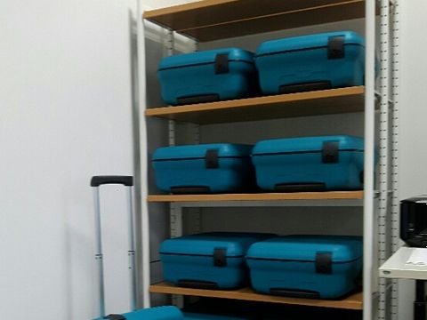 Regal mit blauen Bücherkoffern