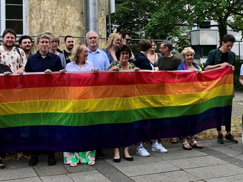 Hissen der Regenbogenflagge am Rathaus Zehlendorf 2022