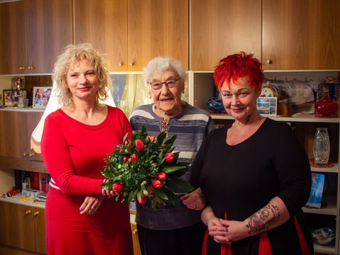 Bezirksstadträtin Frau Dr. Catrin Gocksch (links) und Frau Beatrice Bahr vom Amt für Soziales (rechts) gratulieren der Jubilarin (mitte) zum 100. Geburtstag
