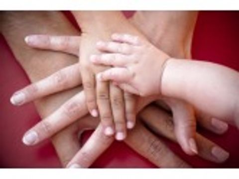 4 Händer verschiedener Altersgruppen, die übereinander gestapelt wurden
