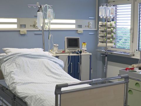 Behandlungszimmer mit Krankenbett und Messinstrumenten