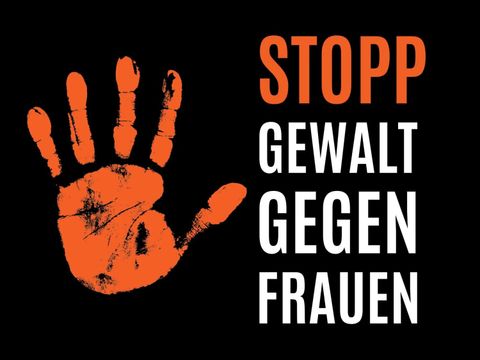 orange Handinnenfläche mit den Worten STOPP Gealt gegen Frauen
