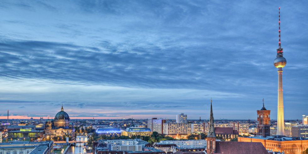 Blick über Berlin mit Fernsehturm und Dom im Hintergrund