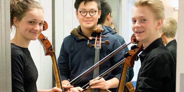 Das Cello – Instrument des Jahres 2018, Junge Musikerin und Musiker im Fahrstuhl