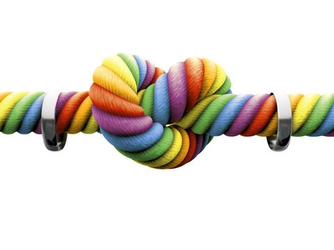 Strick mit Herzknoten in Regenbogenfarben und zwei Ringen