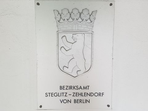 Schild Bezirksamt Steglitz-Zehlendorf