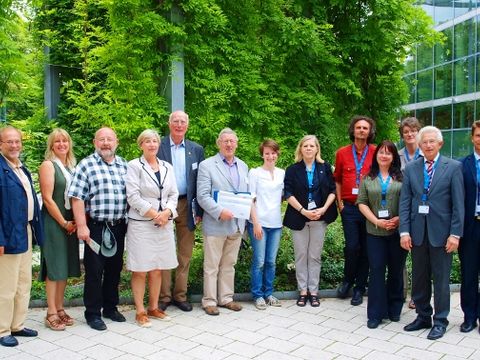 Die Jurymitglieder der "Entente Florale" begleitet vom Bezirksbürgermeister Norbert Kopp und weiteren Vertretern des Bezirksamtes Steglitz-Zehlendorf