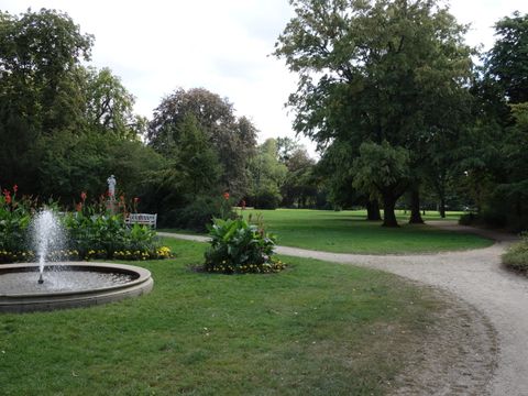 Park mit Brunnen