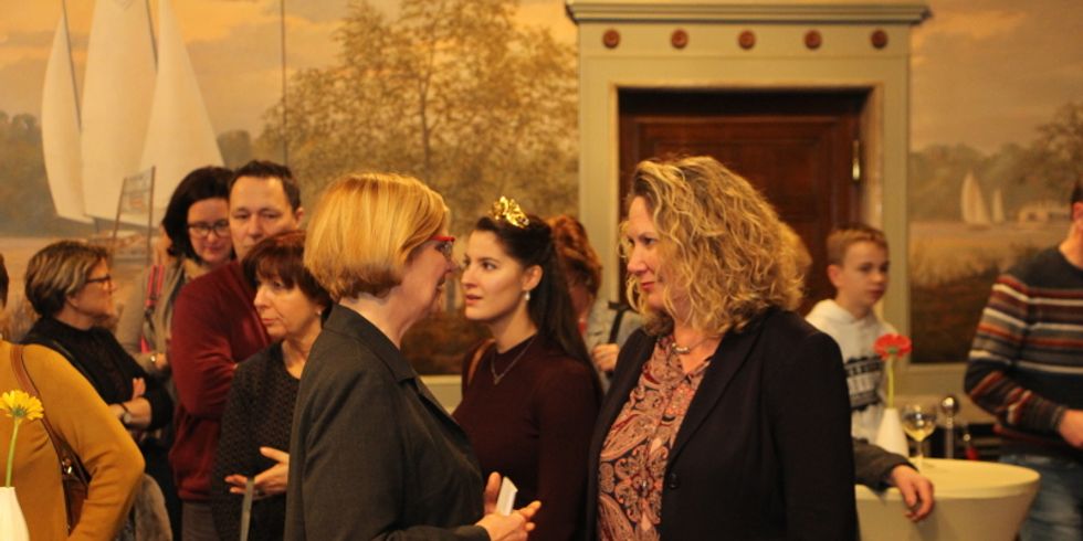 Bezirksbürgermeisterin Angelika Schöttler (links) beim Empfang der Gäste. Rechts: Landrätin Bettina Dickes