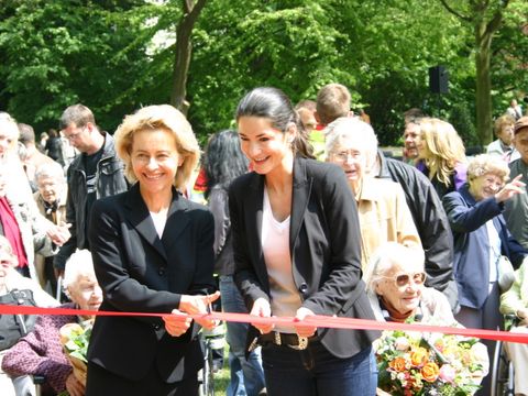 Eröffnung des Seniorentreffpunktes im Lietzenseepark am 7.5.2009 mit Bundesfamilienministerin Ursula von der Leyen und Mariella Ahrens