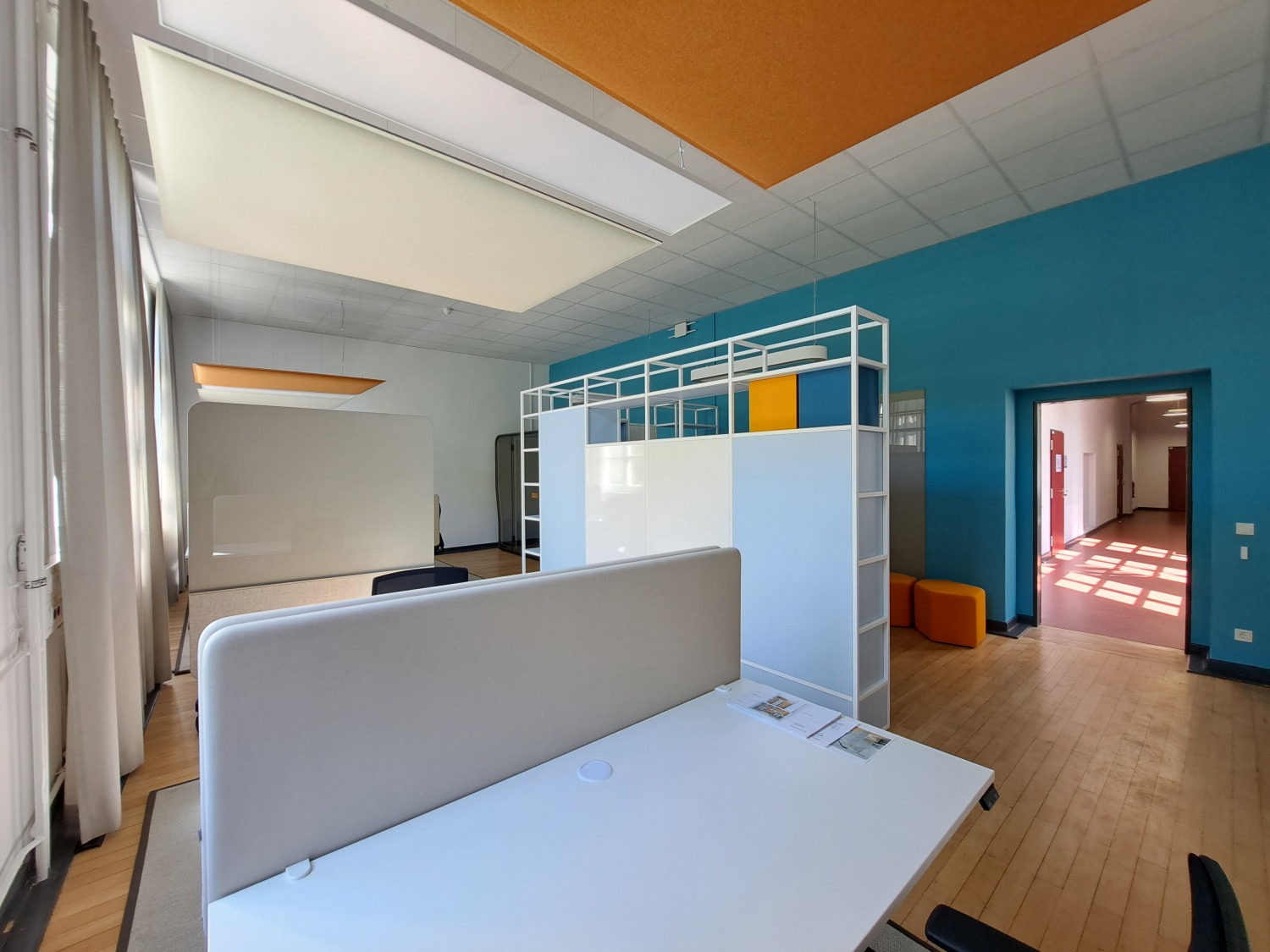 Einblick in das Großraumbüro der Internen Beratung, Blick aus der vorderen Ecke