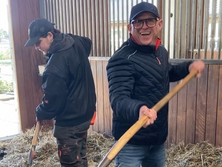Herr Reinhofer und Maurice arbeiten im Stall