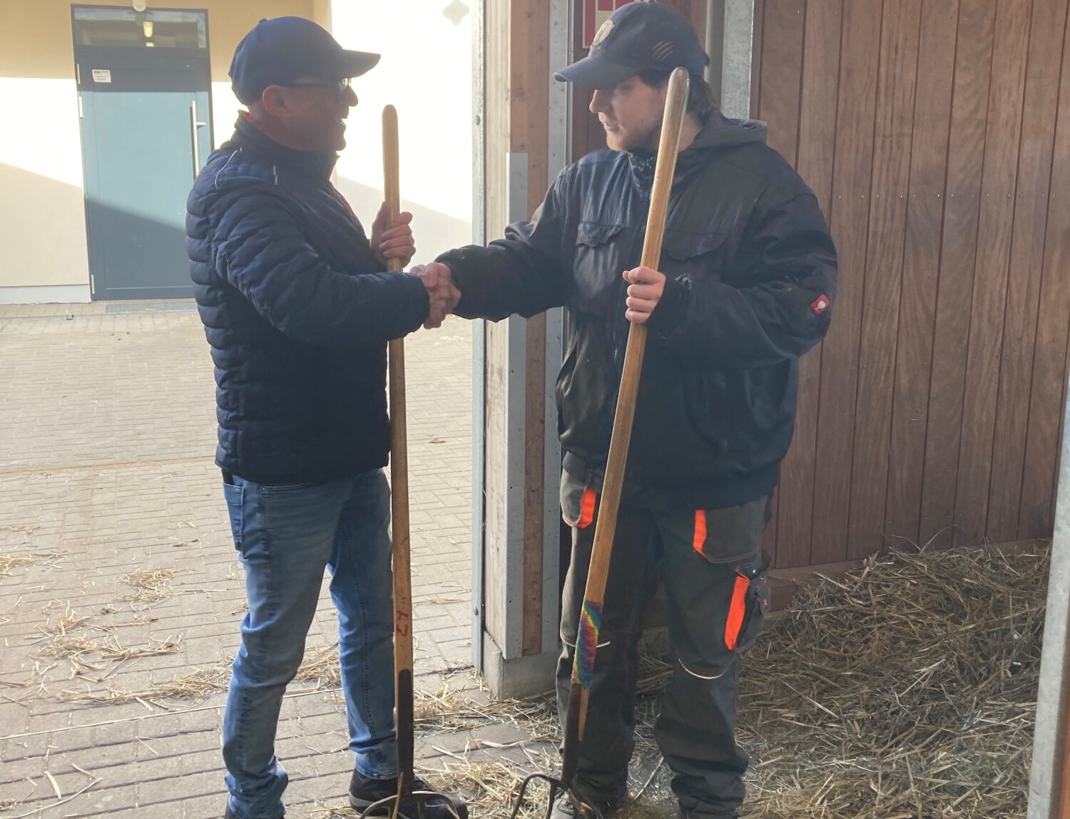 Herr Reinhofer bedankt sich bei Maurice mit Handschlag