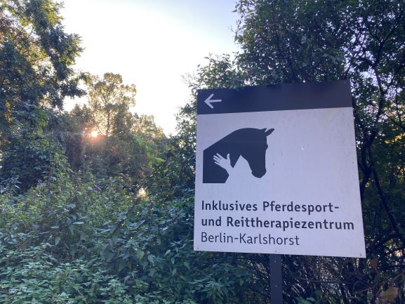 Schild des Inklusiven Pferdesport- und Reittherapiezentrum Berlin-Karlshorst