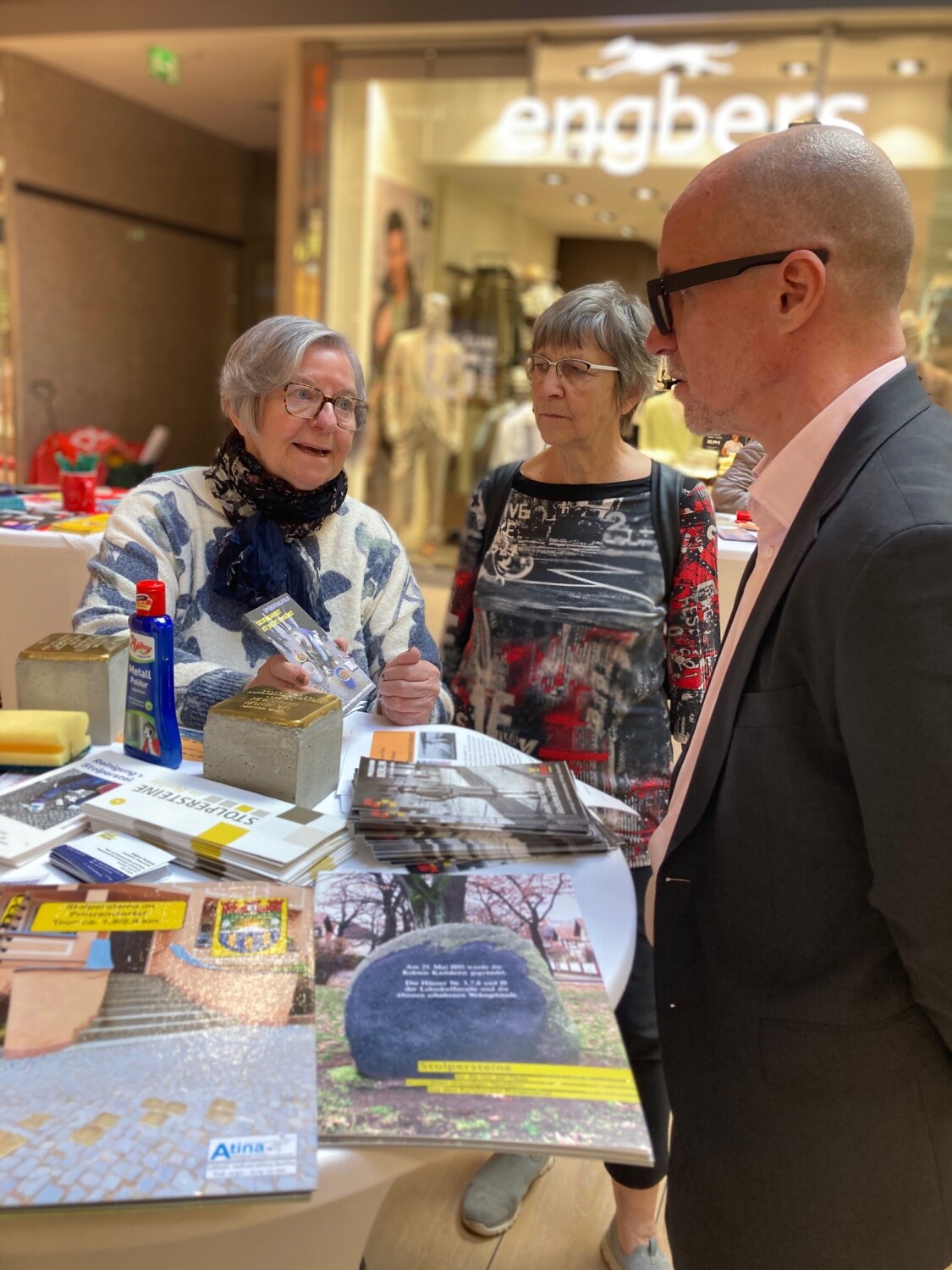 Frank-Michael Süß im Gespräch mit Dagmar Poetzsch vom Arbeitskreis Stolpersteine der Fach- und Netzwerkstelle Licht-Blicke.