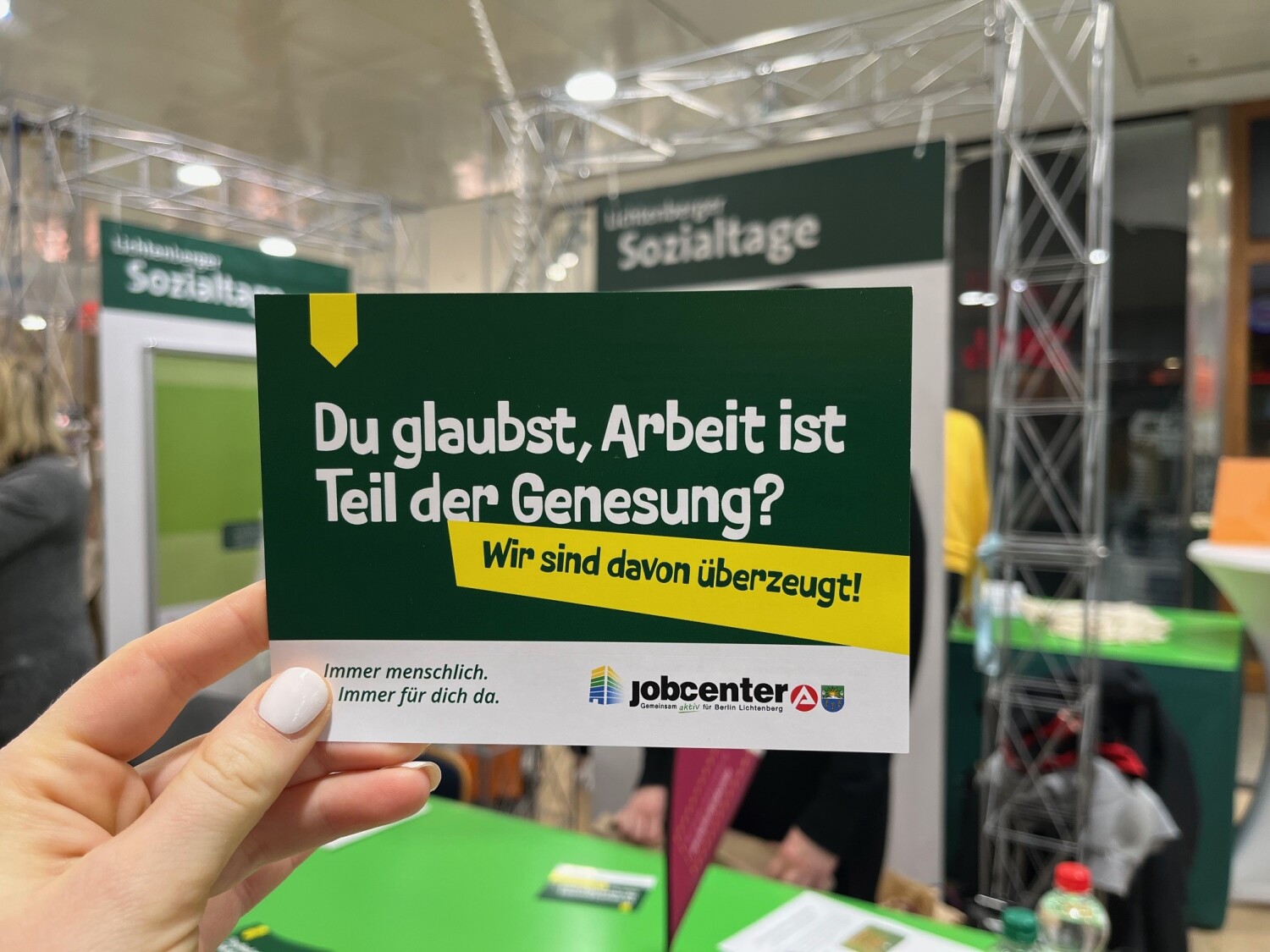 Postkarte des Gesundheitsteam: "Du glaubst, Arbeit ist Teil der Genesung? Wir sind davon überzeugt!"
