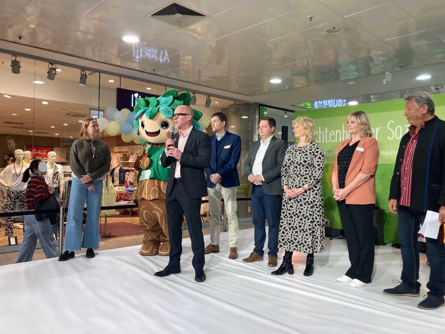 Geschäftsführer Frank-Michael Süß eröffnet gemeinsam mit Bezirksbürgermeister Martin Schaefer und Bezirksstadträtin Dr. Catrin Gocksch die 31. Lichtenberger Sozialtage.