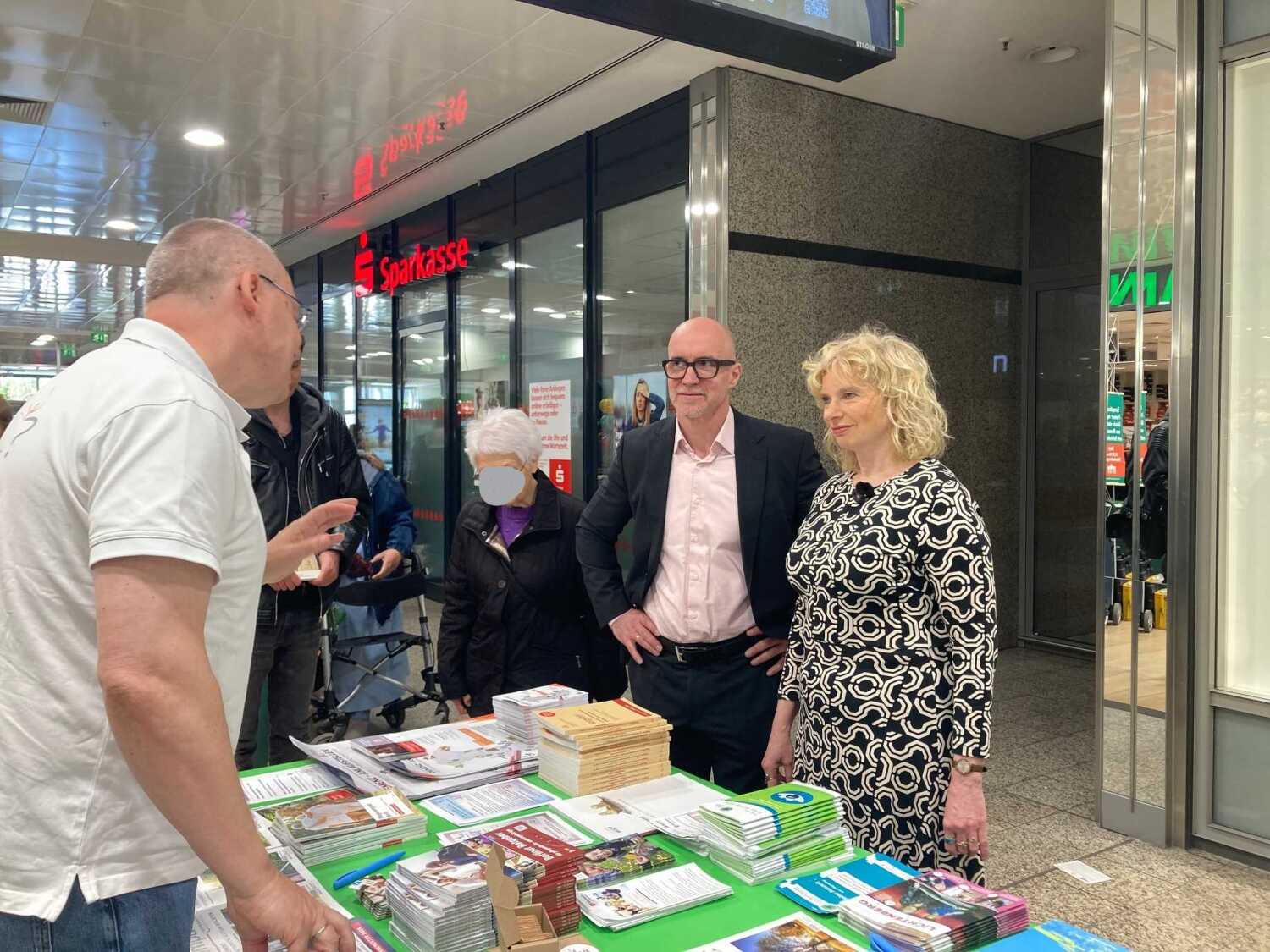 Geschäftsführer Frank-Michael Süß und Bezirksstadträtin Dr. Catrin Gocksch am Stand "Bezirkliche Leitstelle demenzfreundliches Lichtenberg DemenzLicht".
