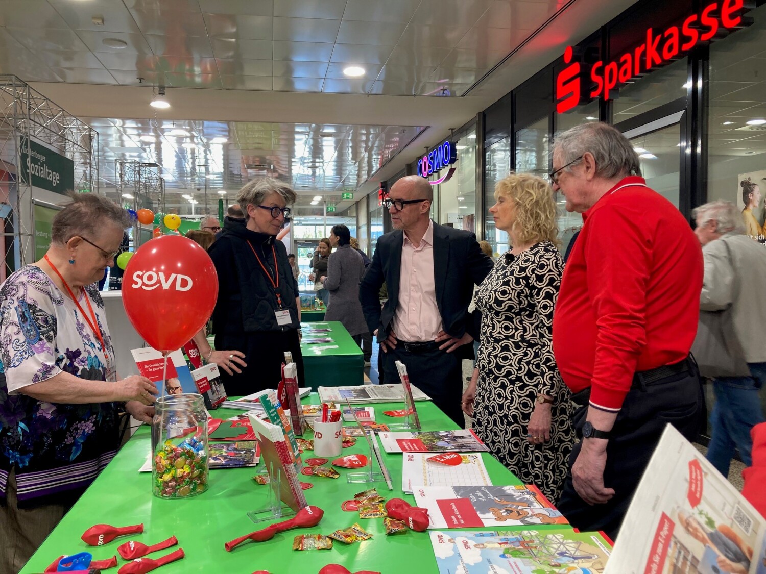 Frank-Michael Süß und Dr. Catrin Gocksch im Gespräch mit Heike Roß-Ritterbusch und Mitarbeitenden vom "Ehrenamtlichen Besuchsdienst".