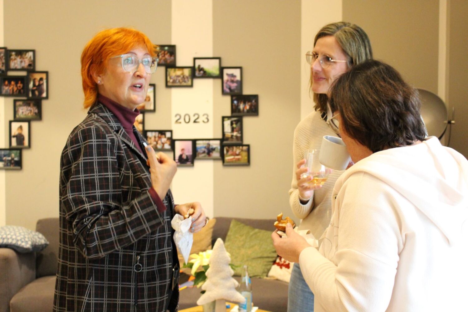 Eine Gruppe von drei Frauen unterhalten sich angeregt.