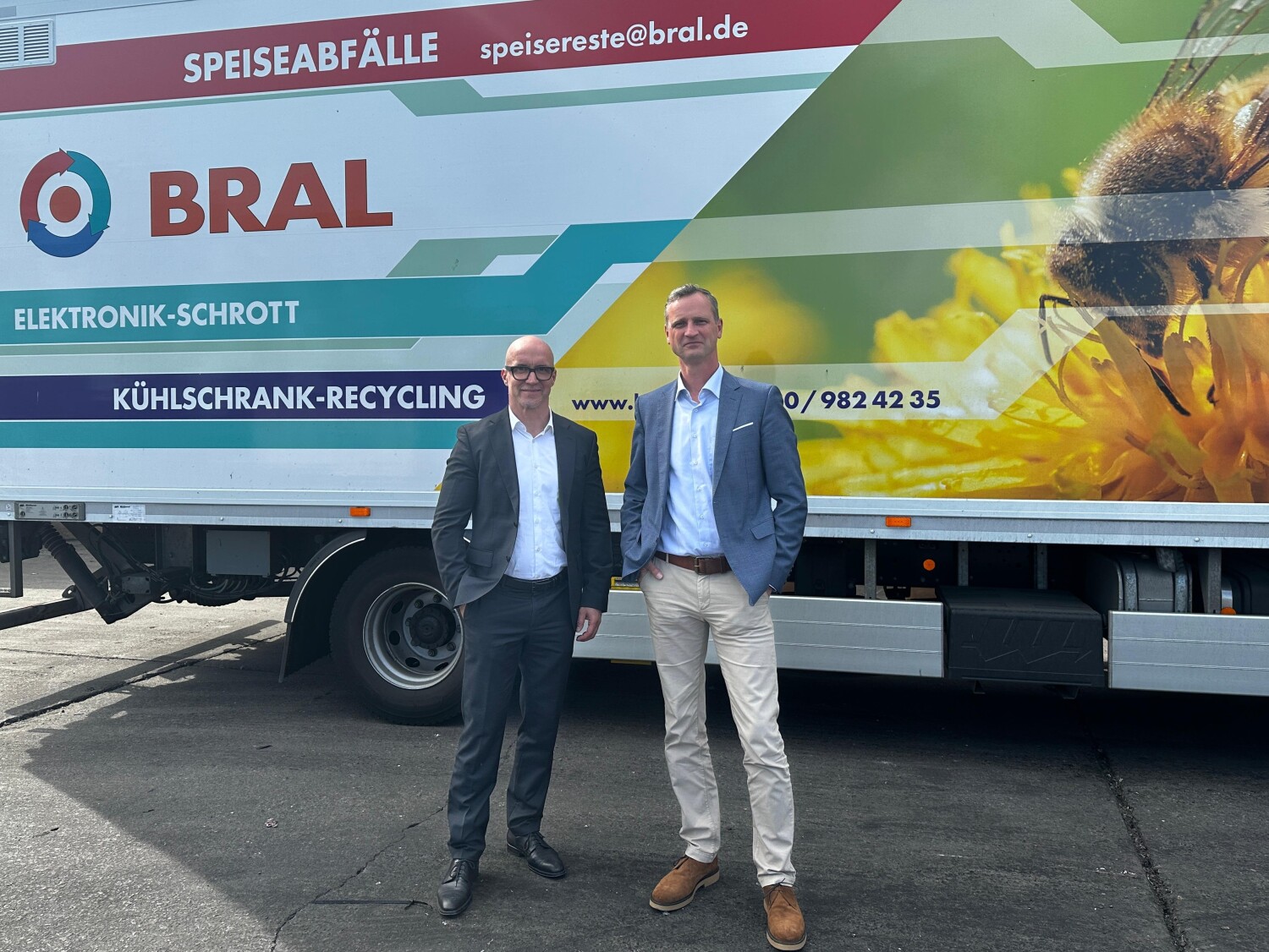 BRAL_Süß_Wagner_Pressefoto: v.l.n.r. Frank-Michael Süß, Geschäftsführer des Jobcenter Berlin Lichtenberg und Thomas Wagner, Geschäftsführer BRAL Reststoff-Bearbeitungs GmbH