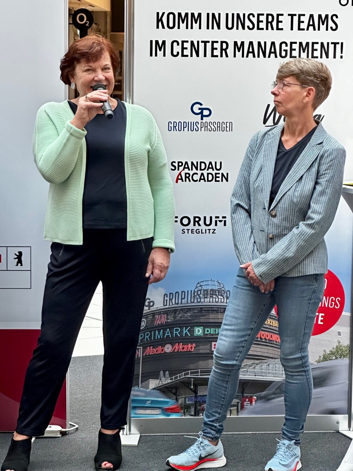 v.l.n.r. Dr. Dagmar Brendel (Geschäftsführerin Jobcenter Berlin Neukölln), Sylke Hölscher (Geschäftsführerin gemeinnützige Gesellschaft für Bildung und Teilhabe mbH)