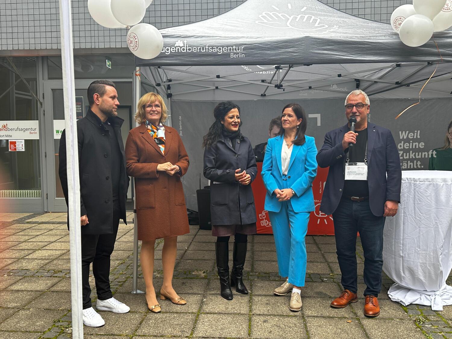 v.l.n.r.: Begrüßungsworte von Bezirksstadtrat Christoph Keller, Dr. Ramona Schröder, Vorsitzende der Geschäftsführung der Regionaldirektion Berlin-Brandenburg, Cansel Kiziltepe, Senatorin für Arbeit, Soziales, Gleichstellung, Integration, Vielfalt und Antidiskriminierung, Katharina Günther-Wünsch, Senatorin für Bildung, Jugend und Familie, Lutz Neumann, Vorsitzender der Geschäftsführung der Agentur für Arbeit für Arbeit Berlin Mitte