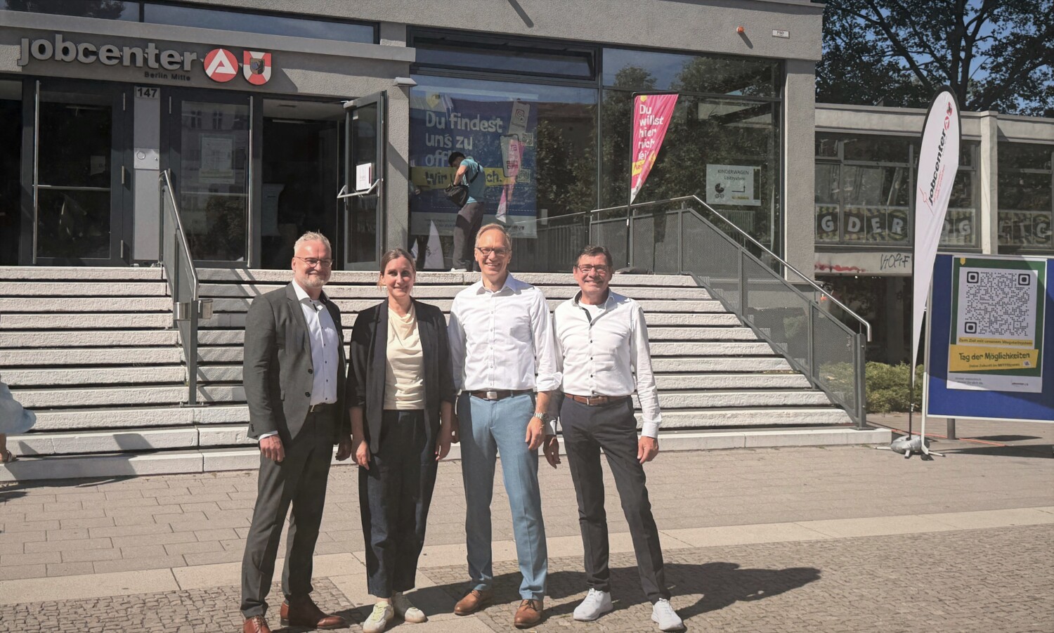 v.l.n.r.: Frank Behrendt, Geschäftsführer Geldleistungen und Service der Regionaldirektion Berlin-Brandenburg der BA; Micha Klapp, Staatssekretärin für Arbeit und Gleichstellung; Carsten Spallek, stellvertretender Bezirksbürgermeister von Mitte und Bezirksstadtrat für Soziales und Bürgerdienste; Lutz Mania, Geschäftsführer des Jobcenter Berlin Mitte