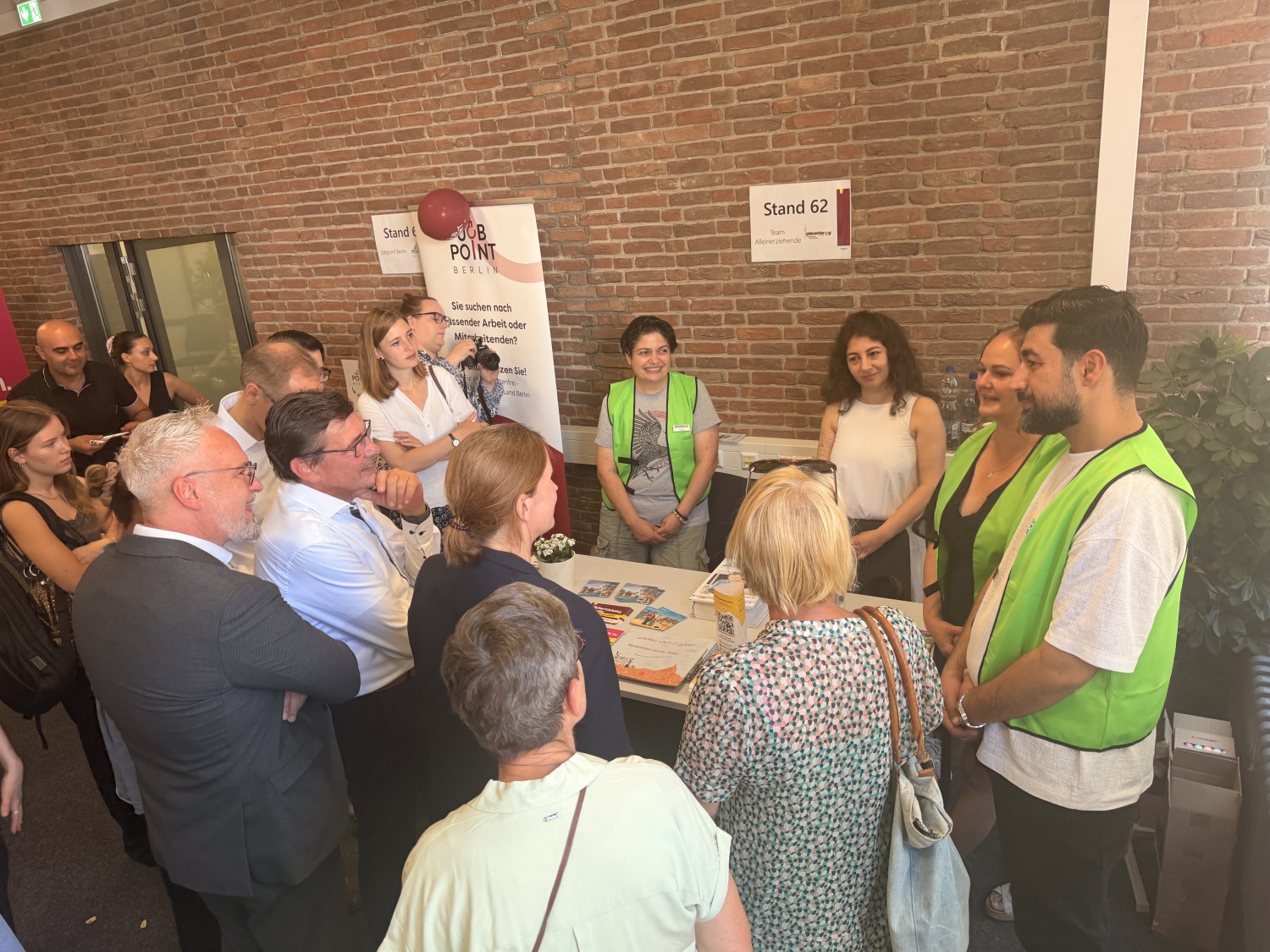 Das Team Alleinerziehende des Jobcenter Berlin Mitte stellt sich vor. In Zusammenarbeit mit dem Netzwerk für Alleinerziehende im Bezirk Berlin Mitte berät und unterstützt das Spezialteam Alleinerziehende auf dem Weg ins Berufsleben.