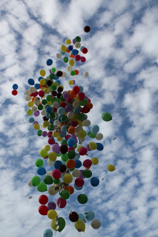 Luftballons fliegen weg