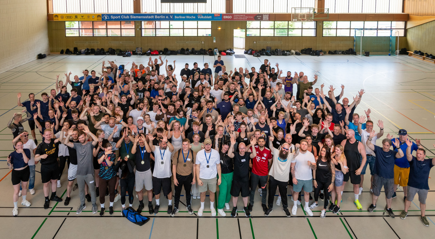 Teamolympiade Gruppenbild Hände