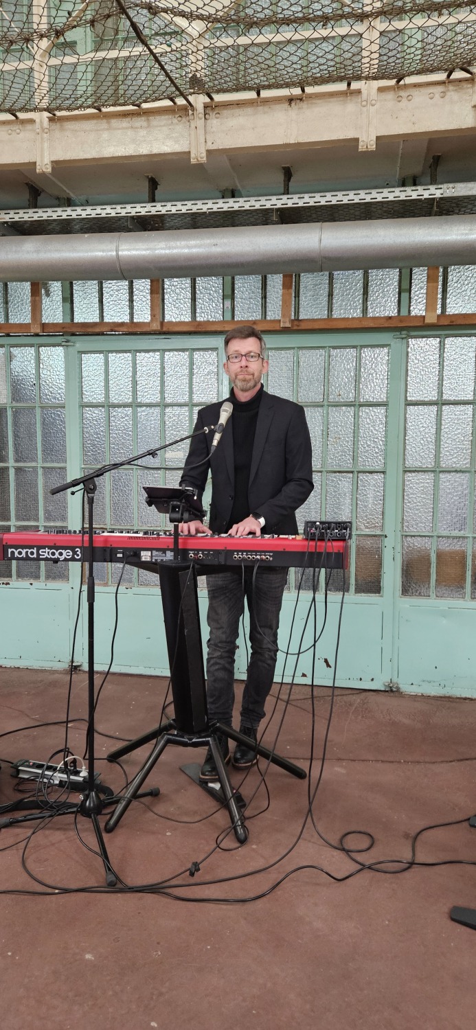 Bonhoeffer, Künstler Oliver Fietz allein