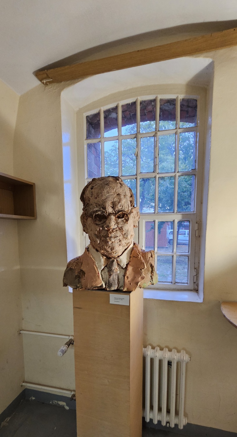 Bonhoeffer, Büste Haftraum TA III