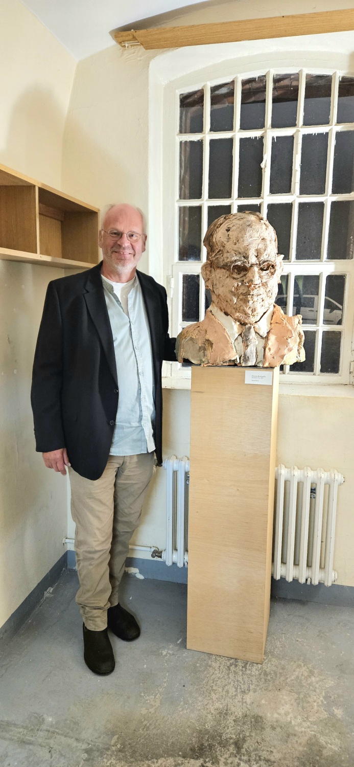Bonhoeffer, Büste mit Künstler Harald Birck