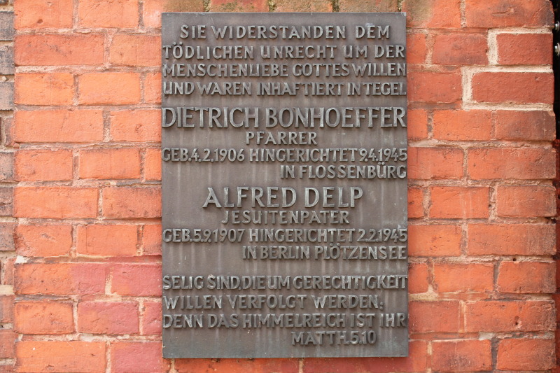 Gedenktafel für Bonhoeffer und Delp an der Anstaltskirche