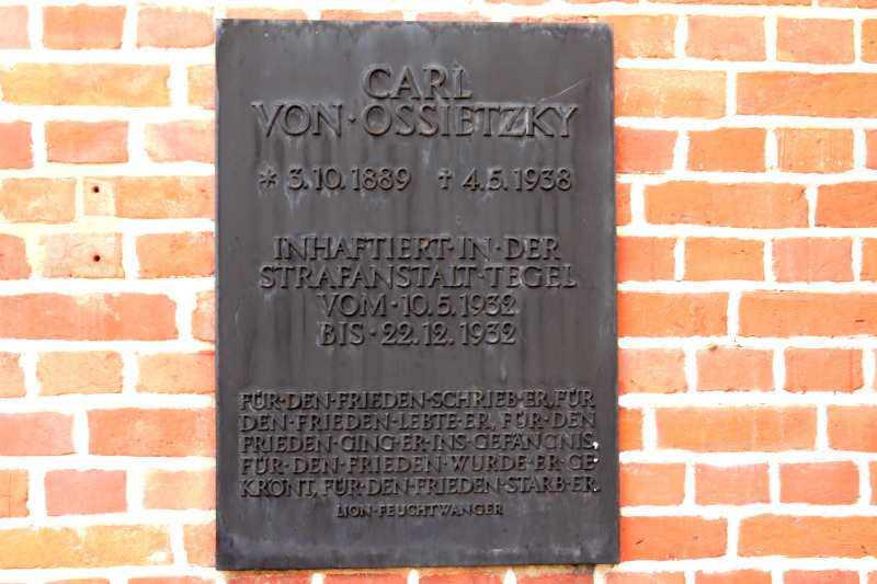 Gedenktafel-Ossietzky-am-Torhaus der JVA Tegel