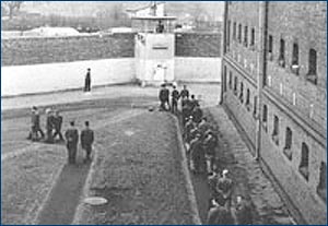 Gefangene beim Hofgang in der Teilanstalt I 