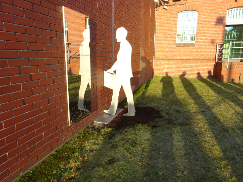 Soziale Skulptur Harald Poelchau an der Aussenmauer - aufgestellt am 13.12.2019
