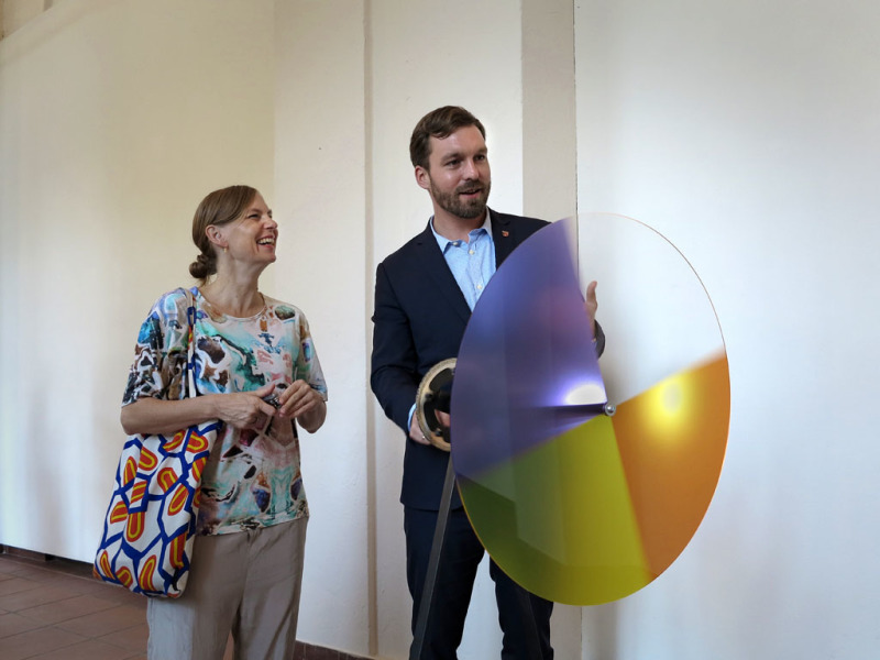 Die Künstlerin Susanne Kriemann und Kulturstadtrat Jan-Christopher Rämer an einem der Drehkurbel-Objekte