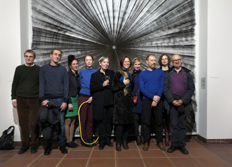 Gruppenbild mit den an der Ausstellung beteiligten Künstlerinnen und Künstlern