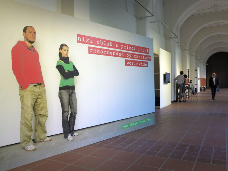 Eingangsposter mit in selbstbewußter stehender Haltung des Künstlerduos und dem Text "recommended by curators worldwide"