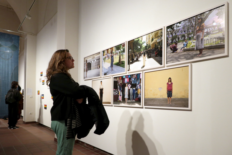 Eine Besucherin betrachtet die Fotoserie "Presencía" von Regina José Galindo.