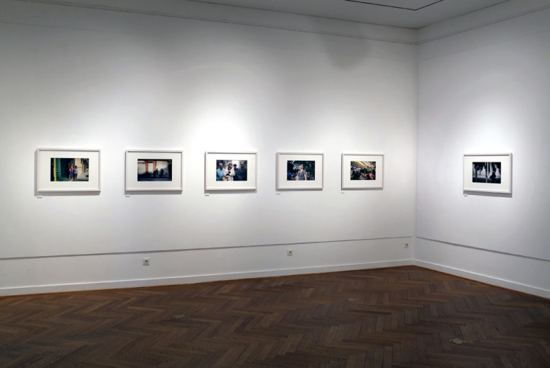 Blick in die Ausstellung mit einer Fotoserie an den Wänden